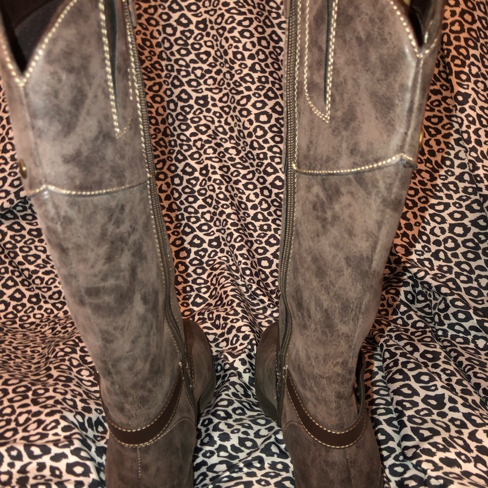 New w/o tags Ash gray boots